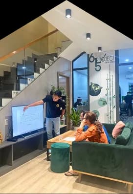 Kiến trúc sư Tre Nghệ trình bày phương án thiết kế cho khách hàng